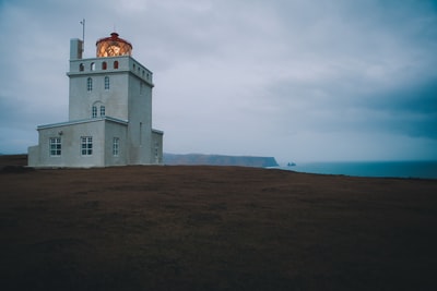 灰色的混凝土建筑在白天多云的天空下
